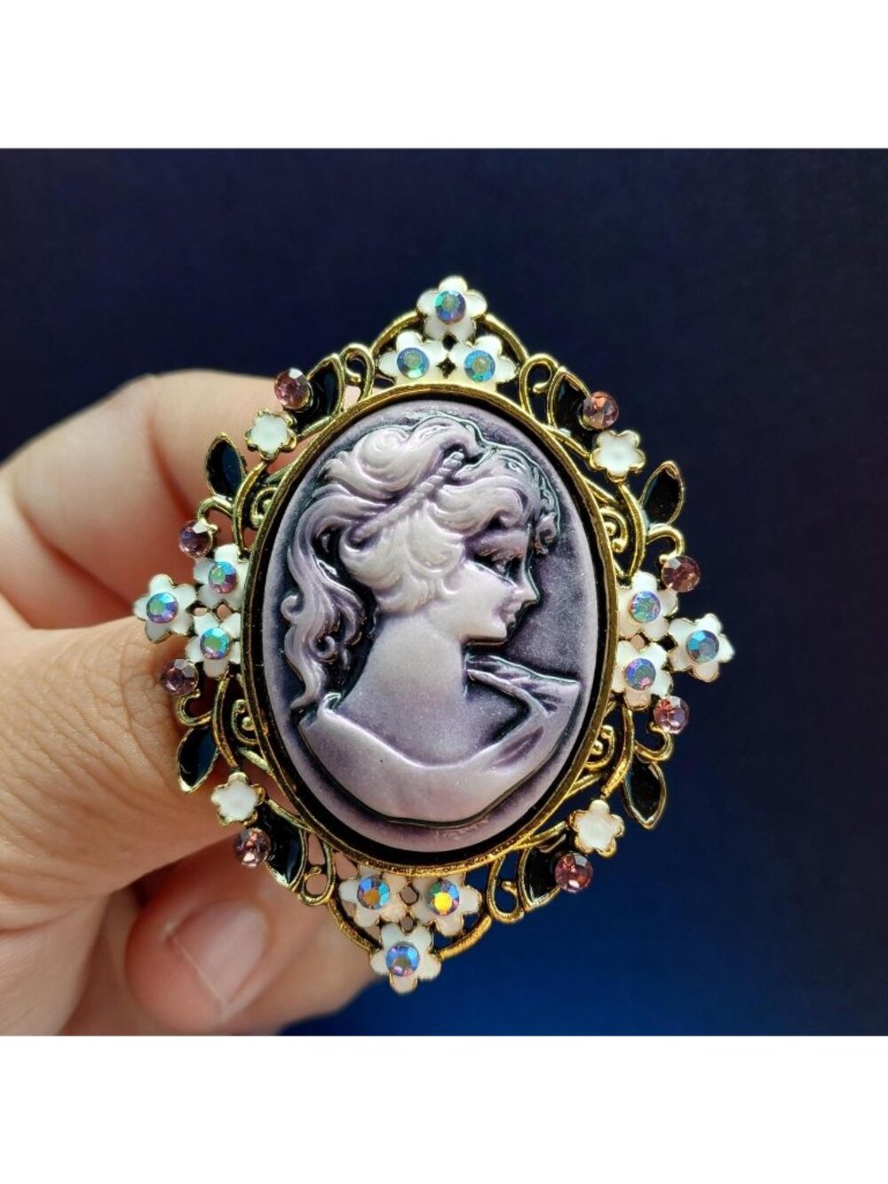 Stunning Cameo Brooch With Rhinestones